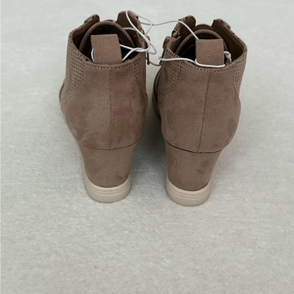 Women's Kolie Microsuede Wedge Sneaker Size 9 - Picture 3 of 8